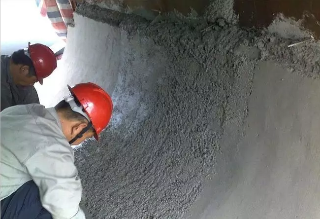 浇注料操作周期时间短的原因是什么以及如何改进？